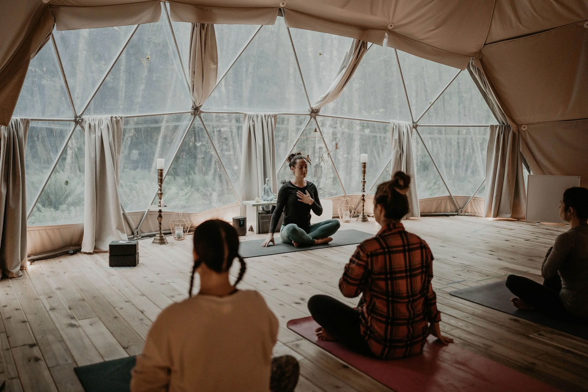 Att röra vid blåmärket: en sorge-retreat med Chloe Hunter + Andrea Clark | Nectar Yoga