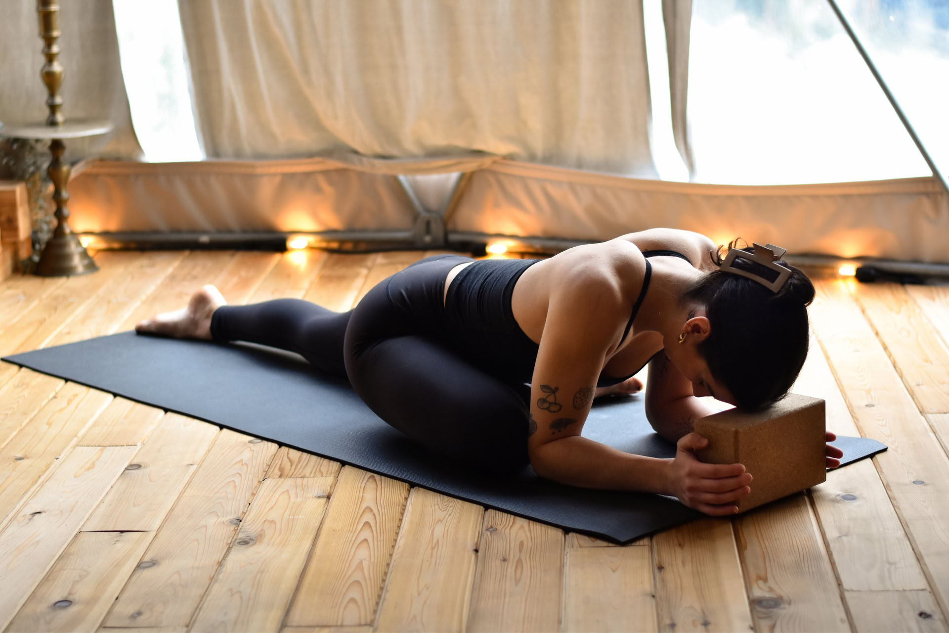 Rot + återvänd, en återhämtande praktik för att knyta an + återta | Nectar Yoga