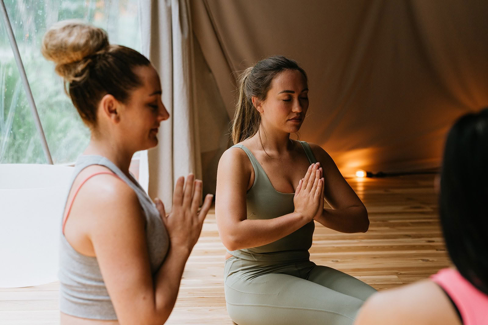 Gemensam kirtansång | Nectar Yoga Bowen Island