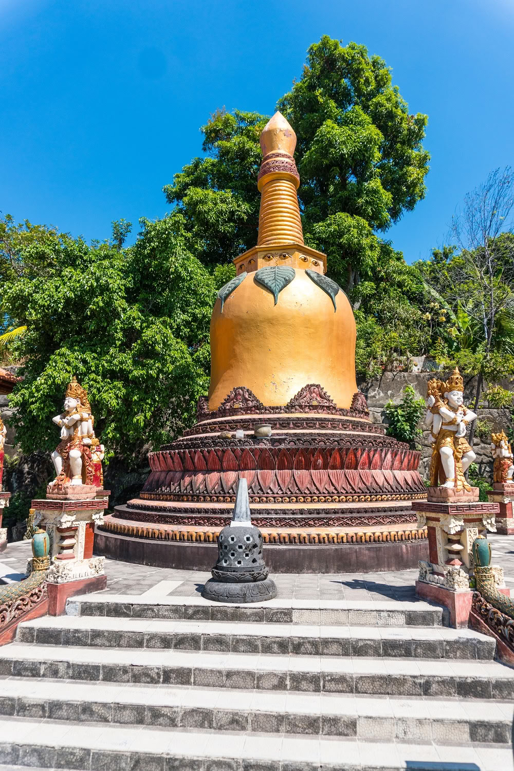 Banjar-tur med meditation i tempel