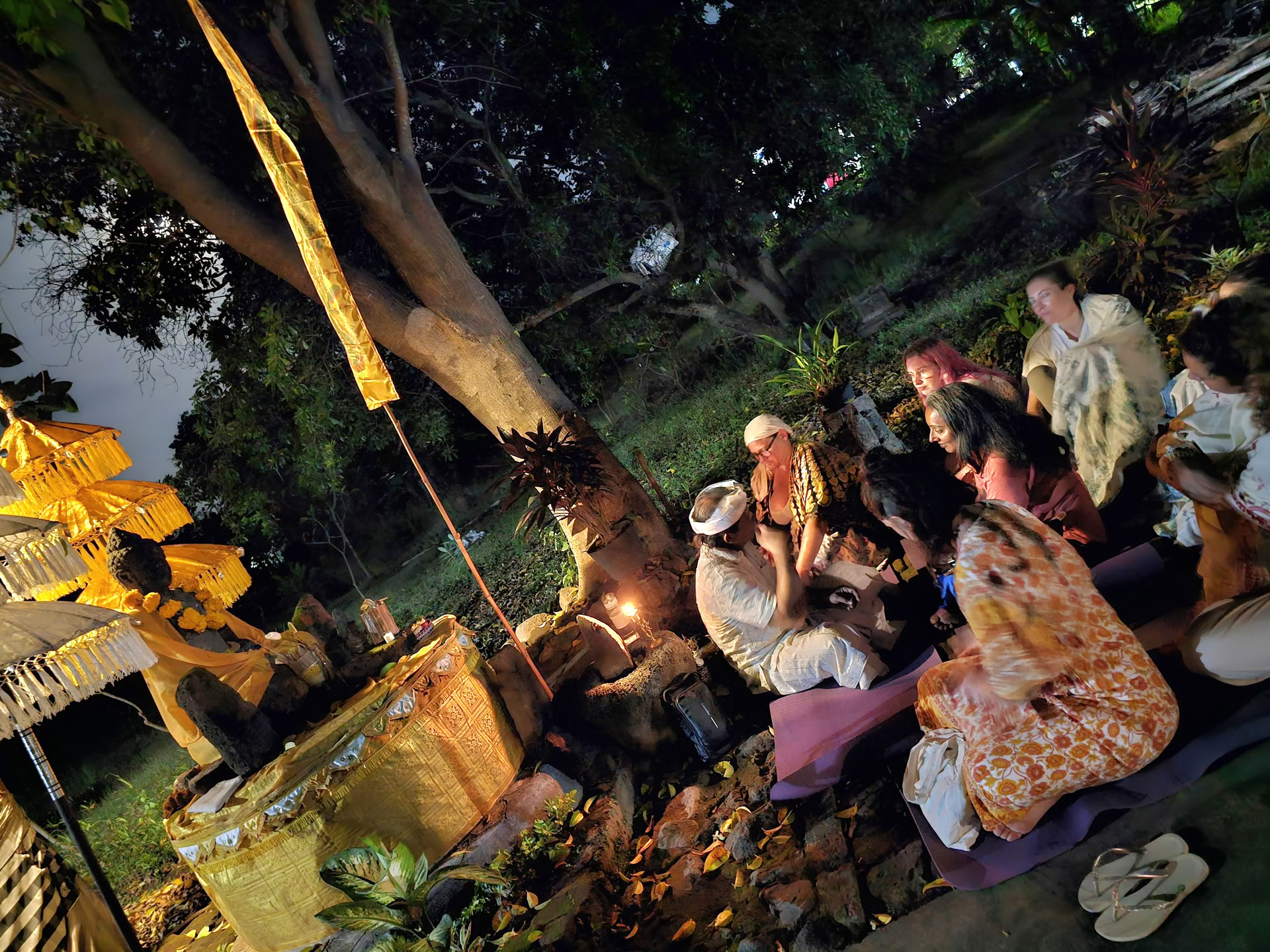 Fullmåneceremoni på Candi Buddha