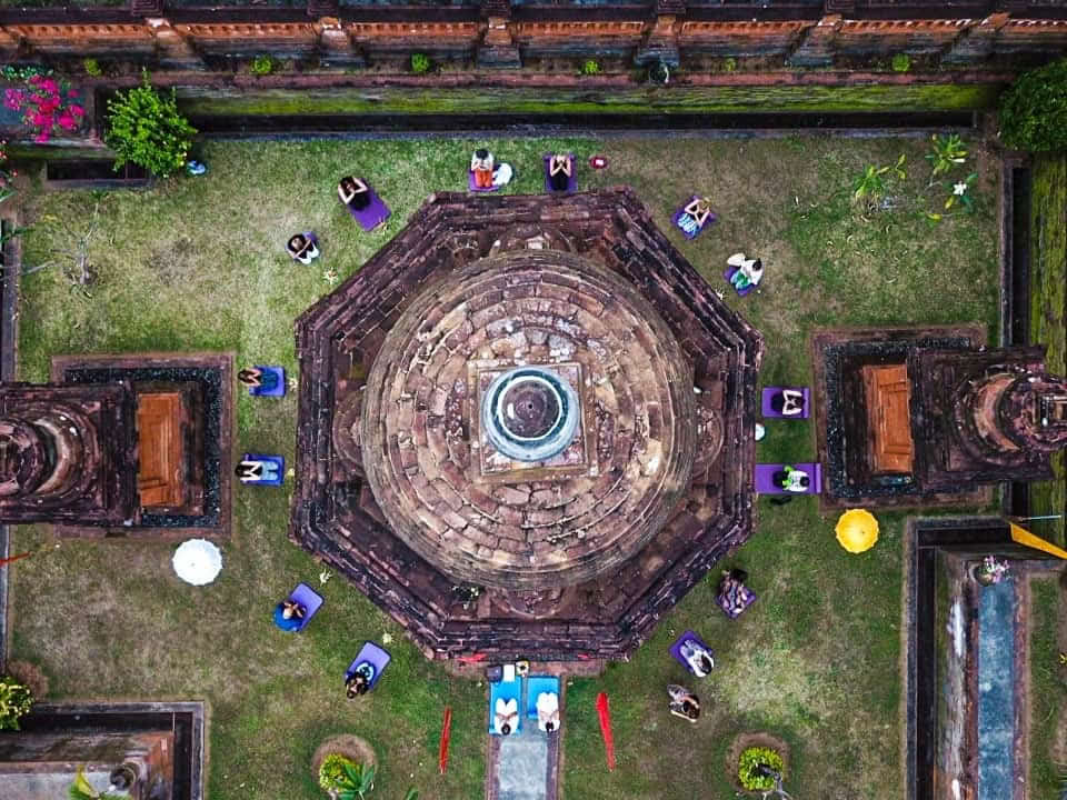 Fullmåneceremoni på Candi Buddha