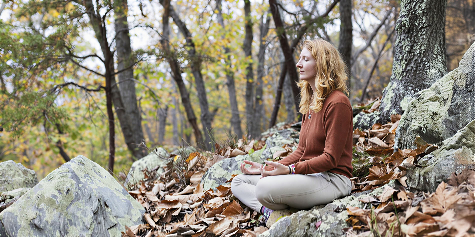 Viskande löv: en tyst yoga- och meditationsretreat på hösten