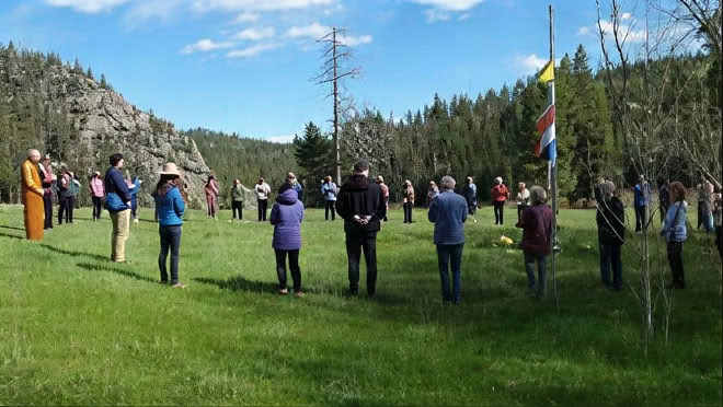 Helig ljudvärld, insikt och tystnad: meditation och musik i den djupa skogen