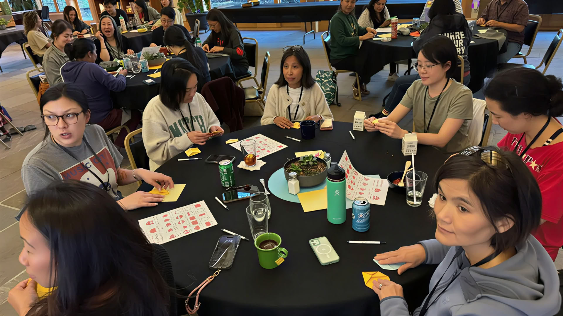 Gemenskapsretreat med Grace Lin och Debbi Michiko Florence: att hylla asiatiska och asiatisk-amerikanska berättelser (maj)