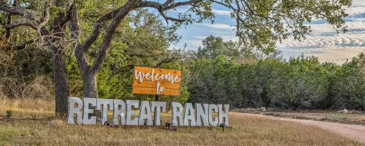 Kvinnors vin- och avkopplingsretreat på ranch