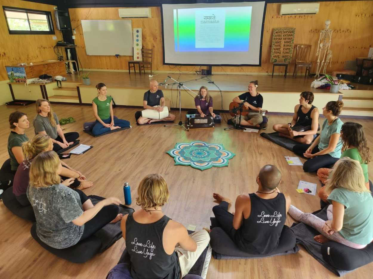 200 timmars yogalärarutbildning och fördjupningsretreat