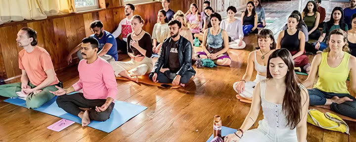 200-timmars yogalärarutbildning i Rishikesh, Indien – januari 2026