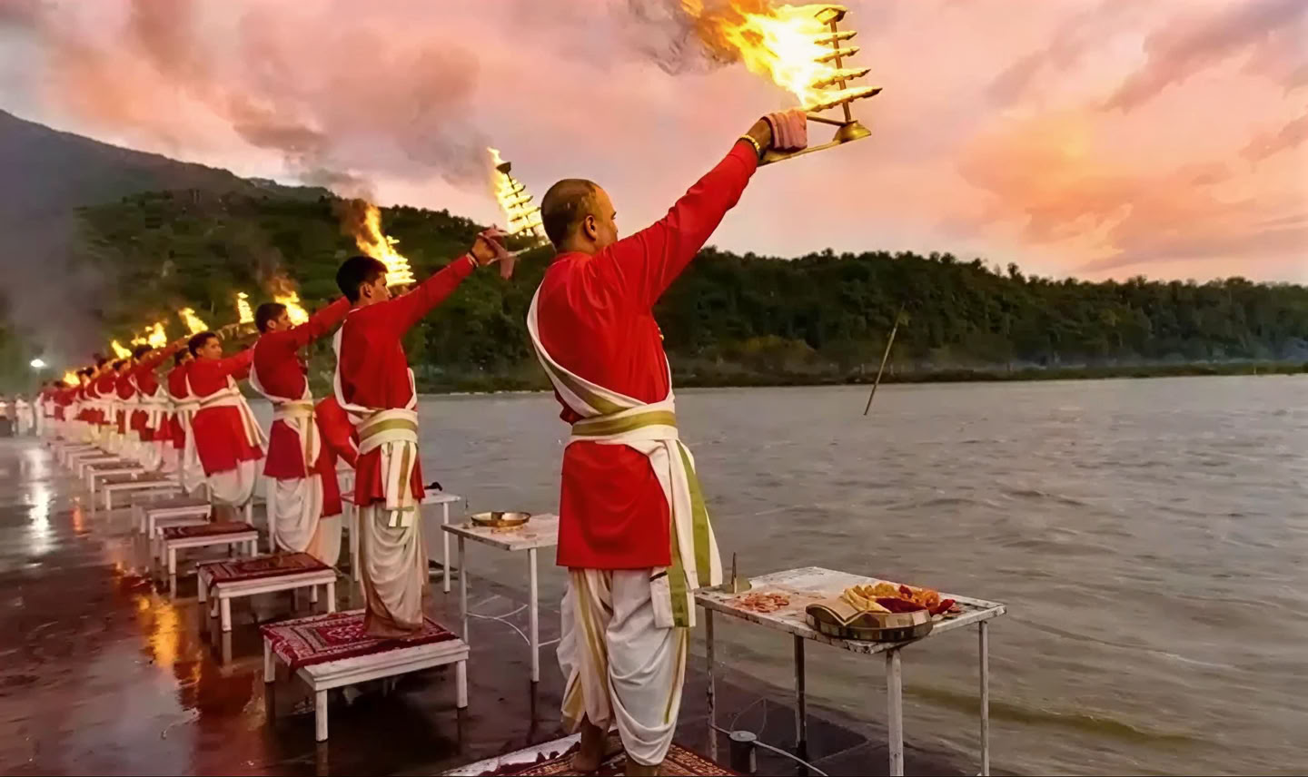 100-timmars yogalärarutbildning i Rishikesh, Indien – maj 2026