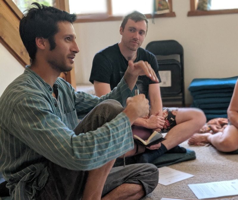 Tre månaders intensivt karma yoga-program – huvudintag