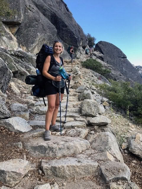 Vandringstur med ryggsäck vid sommarsolståndet