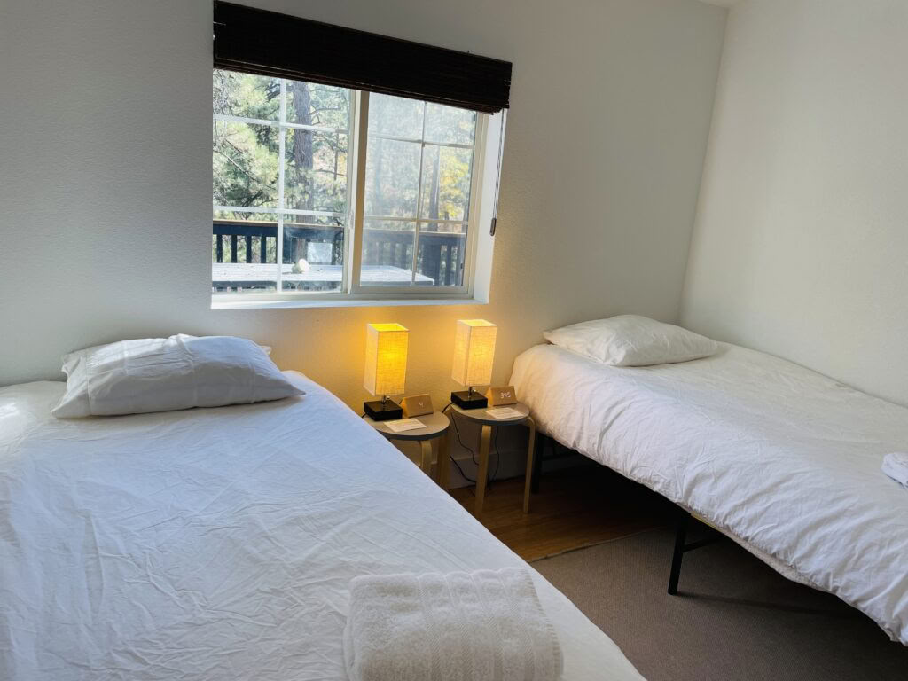 Sakta ner, öppna dig, hör hemma: meditationsretreat med insikt och kärleksfull vänlighet