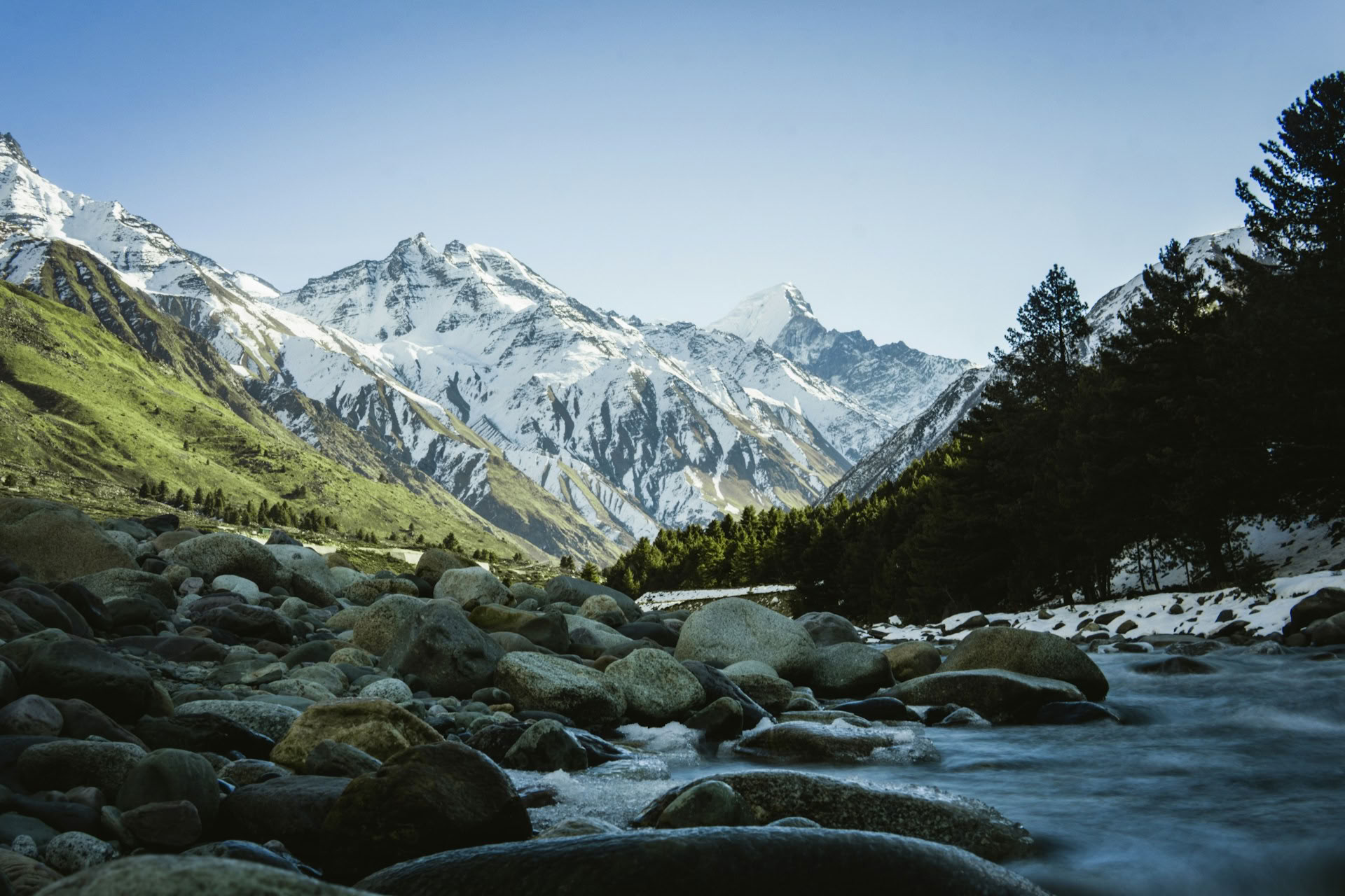Från fruktträdgårdar till alpina dalar: en himalayisk resa till Thanedar och Sangla