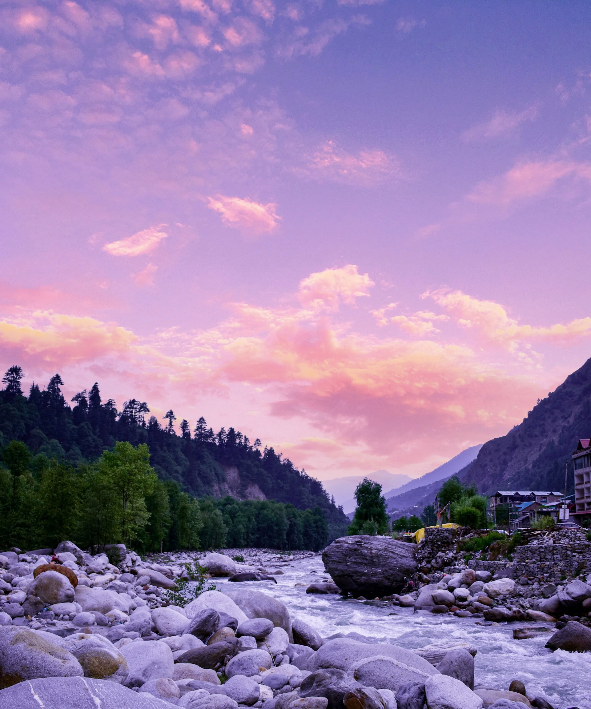 Skogsstigar till gömda byar: Himalayaretreat i Sojha, Tirthan och Sonaugi