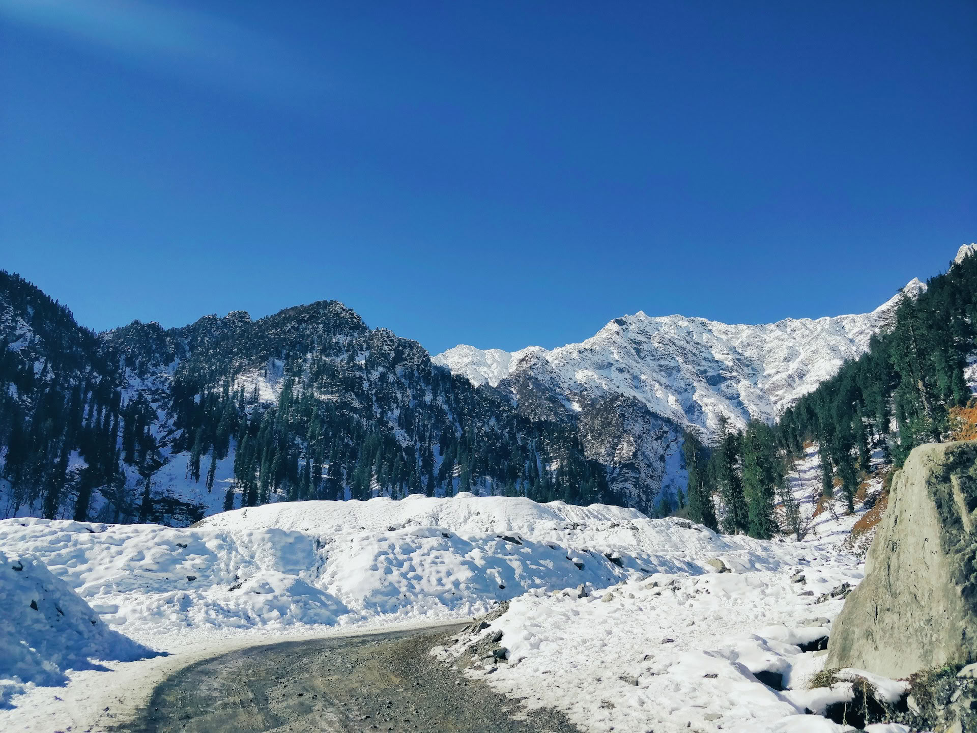 Från floder till höga pass: Himalayavandring genom Bandrol, Jispa och Sonaugi