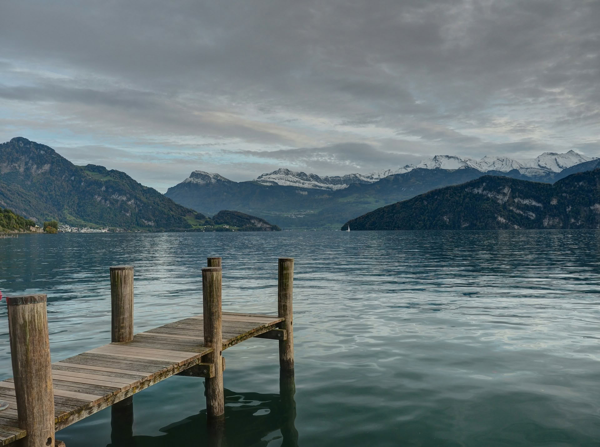 Schweiz alpina ikoner: natursköna tåg, sjöar och höga toppar