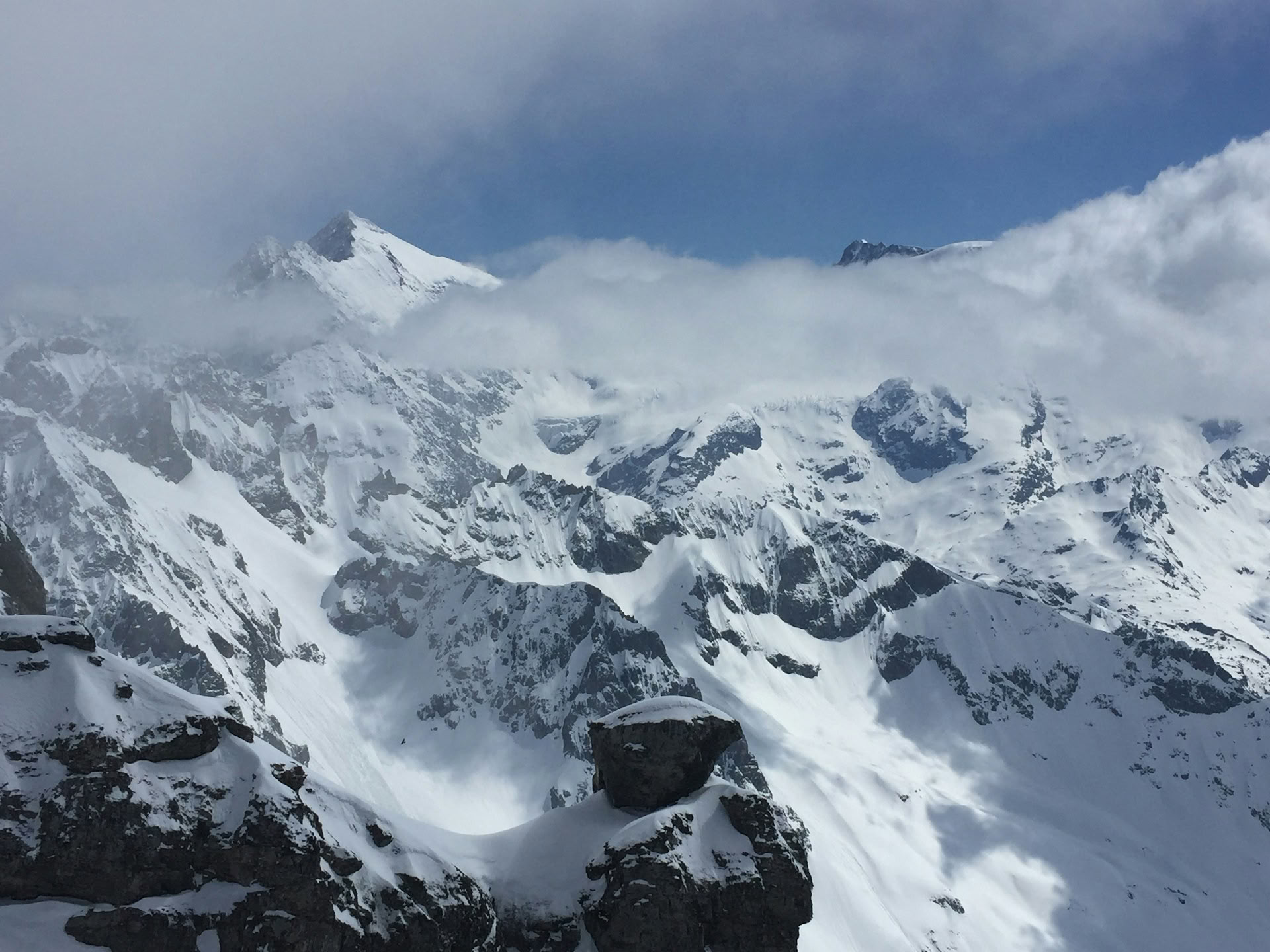 Schweiz alpina ikoner: natursköna tåg, sjöar och höga toppar
