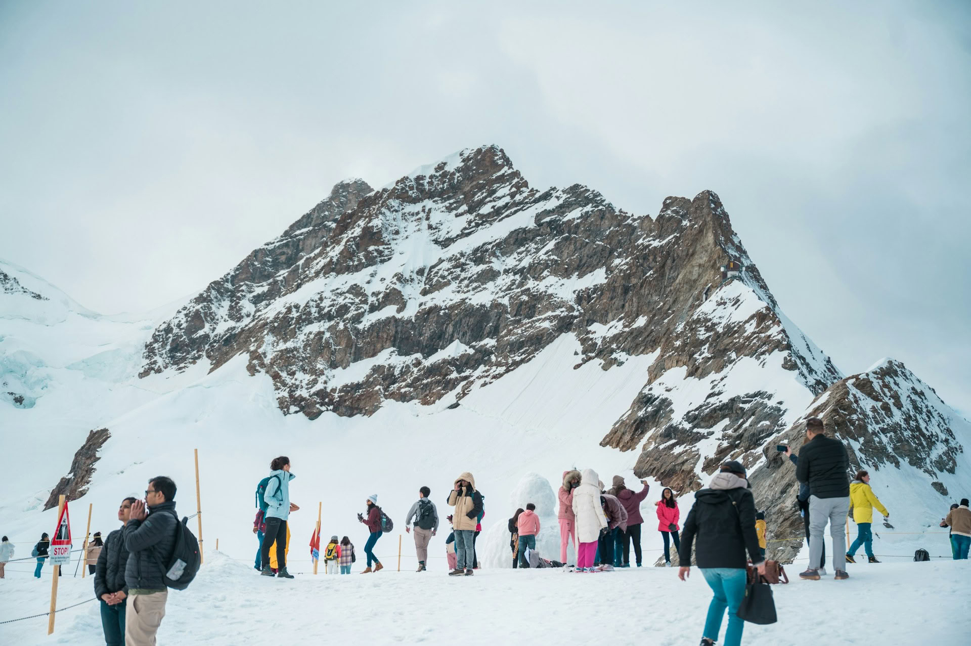 Schweiz alpina ikoner: natursköna tåg, sjöar och höga toppar
