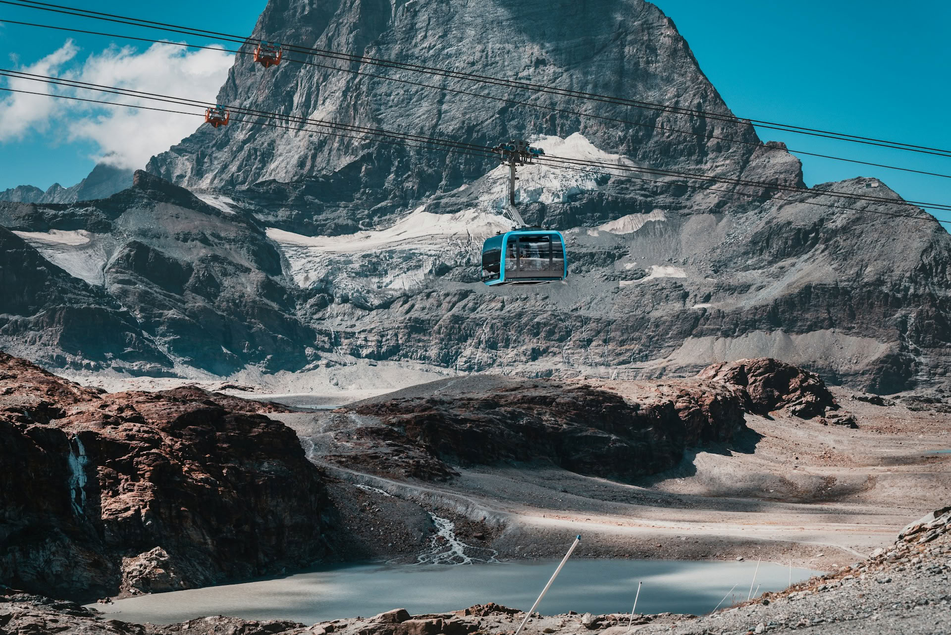 Schweiz alpina ikoner: natursköna tåg, sjöar och höga toppar