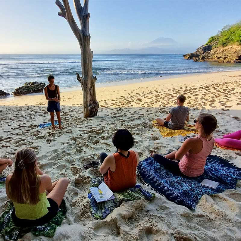 100 timmars yinyogalärarutbildning på Bali