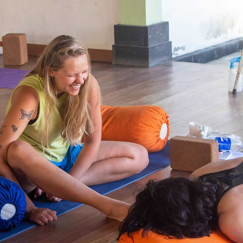 100 timmars yinyogalärarutbildning på Bali