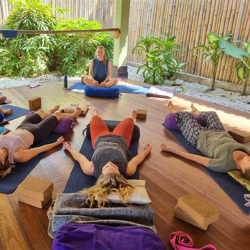 100 timmars yinyogalärarutbildning på Bali
