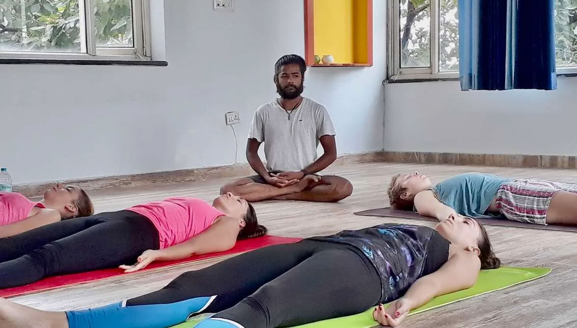 Yoga-terapiträningsretreat i Rishikesh – 21 dagar