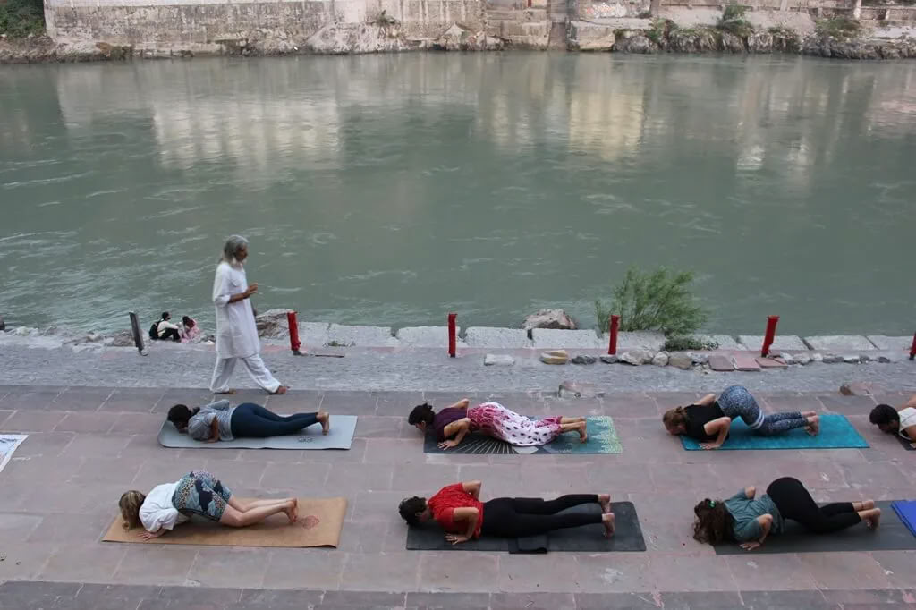 Yoga-terapiträningsretreat i Rishikesh – 21 dagar