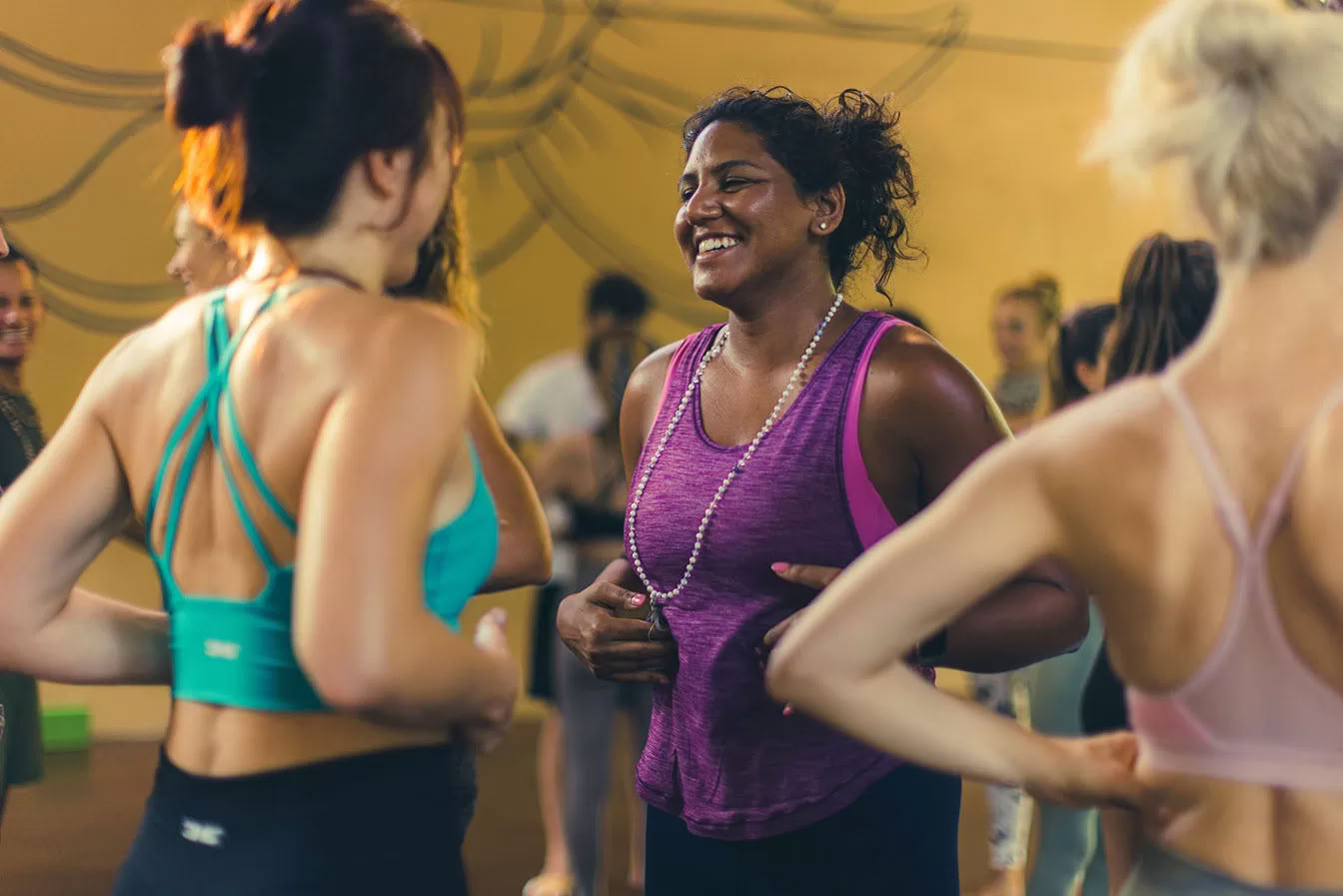 300-timmars yogalärarutbildning i elementen
