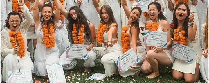 200-timmars hybrid yogalärarutbildning på 300 timmar