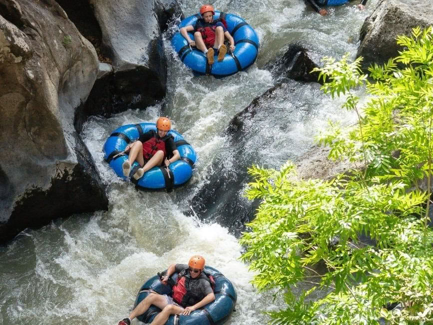 Tubing på floden