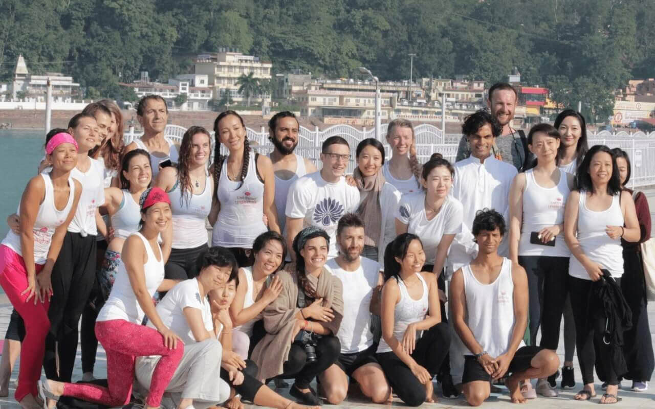 500-timmars yogalärarutbildning Rishikesh