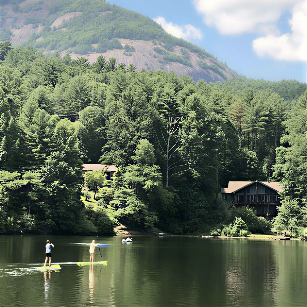 Paddelsurfing vid Holly Berry Lake i North Carolina