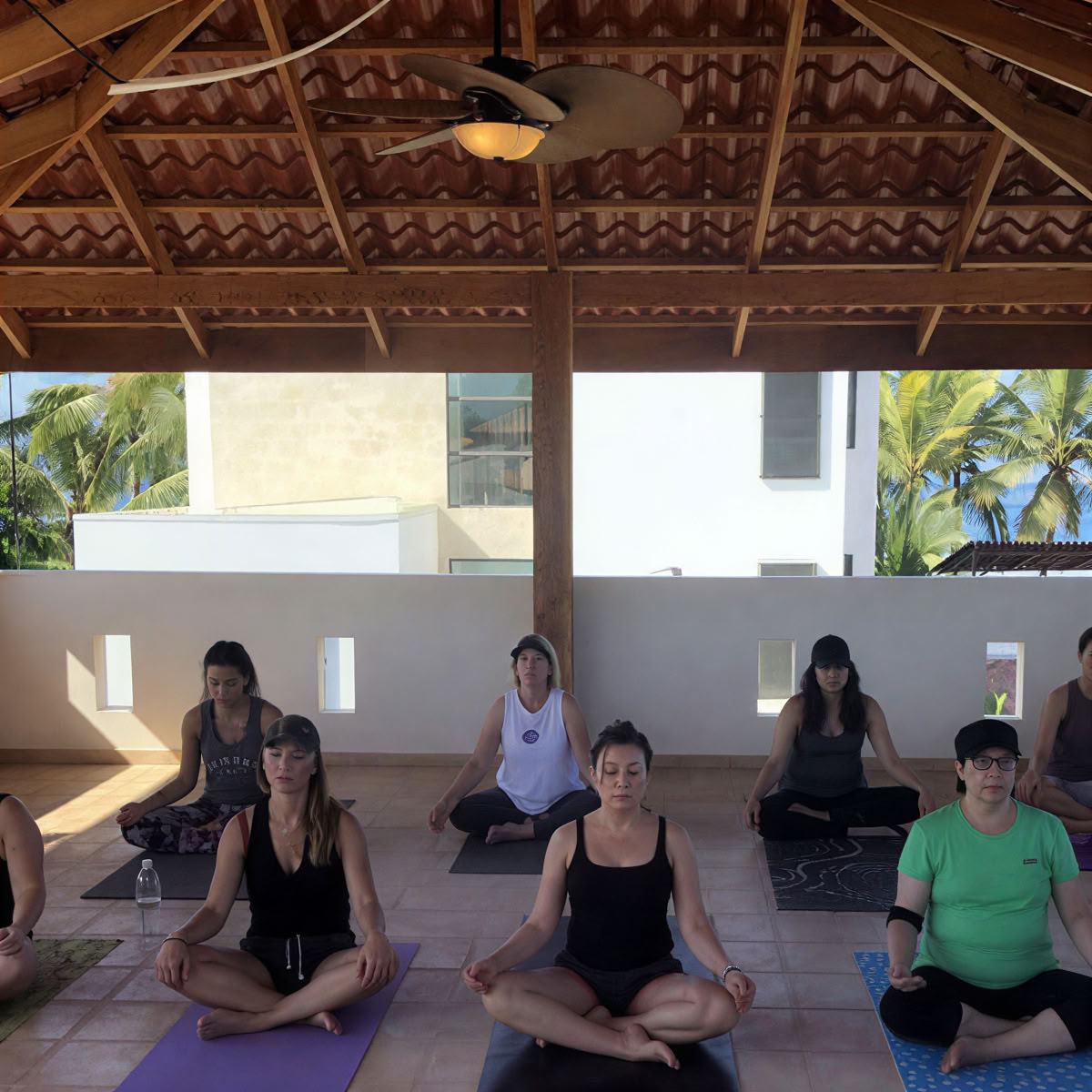 Rening vid det heliga källvattnet Tirta Empul på Bali