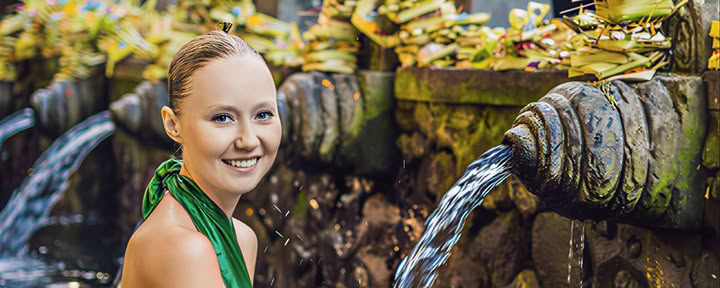 Rening vid det heliga källvattnet Tirta Empul på Bali