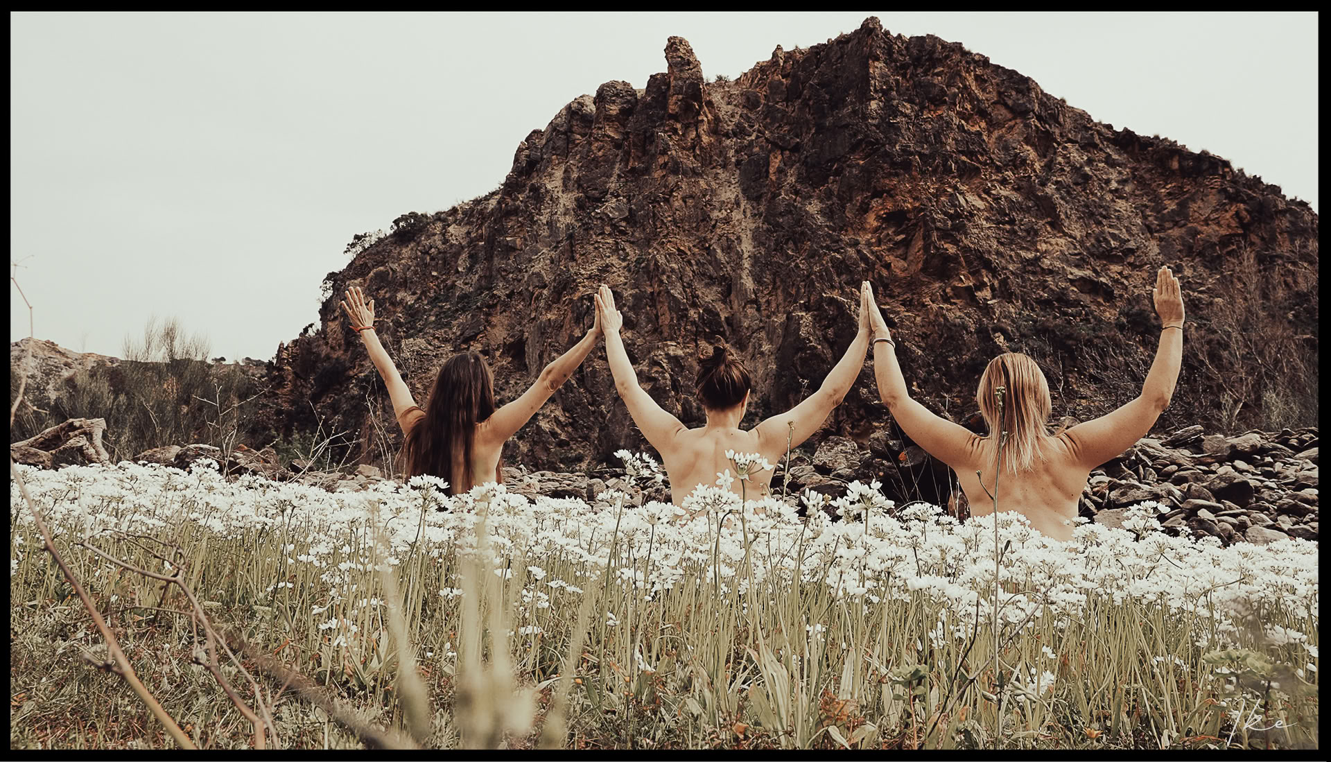 Jordkvinnans nakna yoga- och meditationsretreat