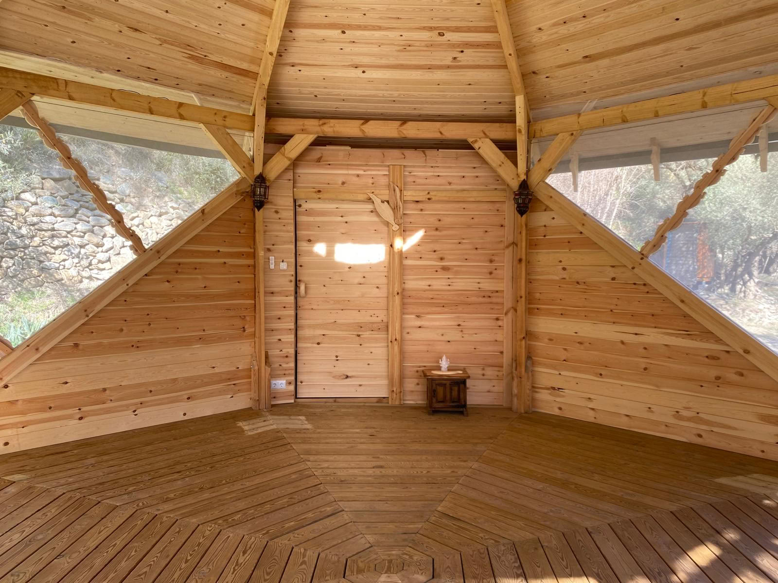 Jordkvinnans nakna yoga- och meditationsretreat