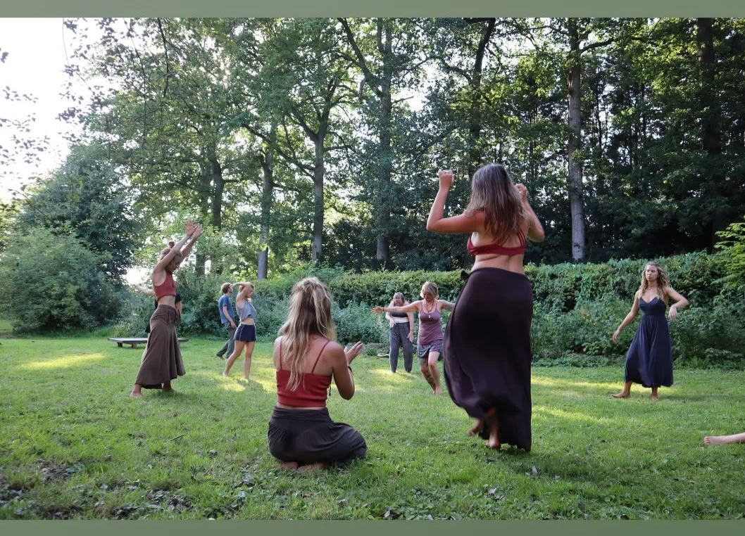 Jordkvinnans nakna yoga- och meditationsretreat