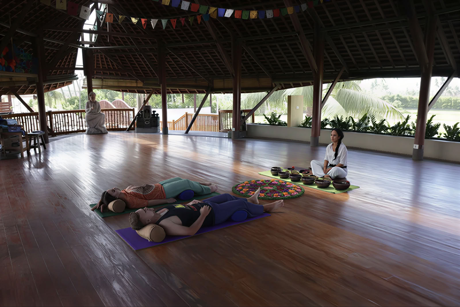 Yogaåterhämtning på en retreat