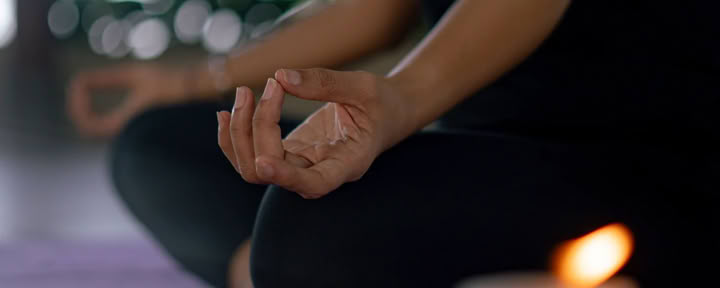 Yogaåterhämtning på en retreat