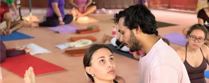 300-timmars yogalärarutbildning i Kerala – 3 jan – 30 jan 2027