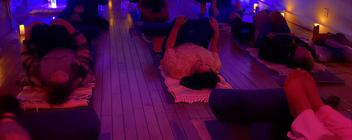 Ljuslevande återhämtande yoga (Samantha)