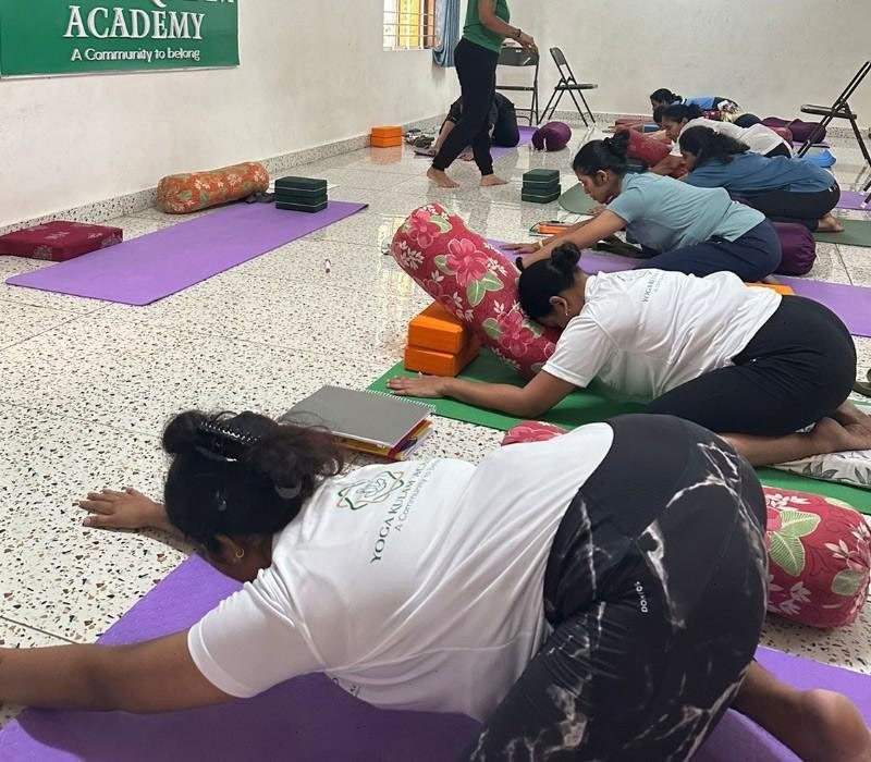85-timmars lärarutbildningskurs i prenatal och postnatal yoga i Bengaluru
