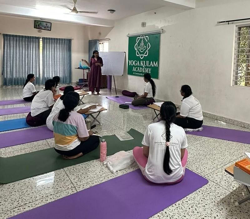 85-timmars lärarutbildningskurs i prenatal och postnatal yoga i Bengaluru