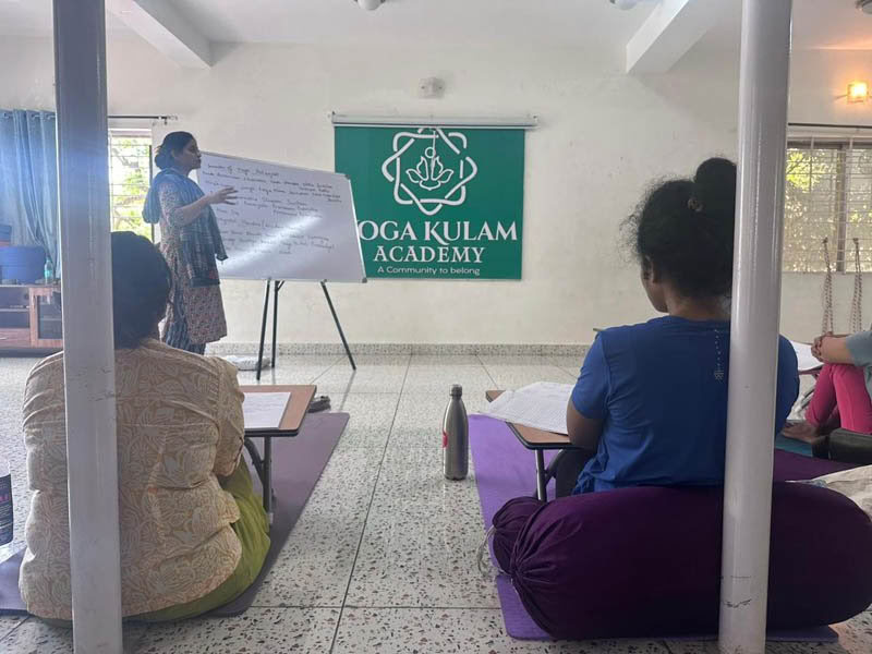 200-timmars helg-yoga TTC i Bengaluru