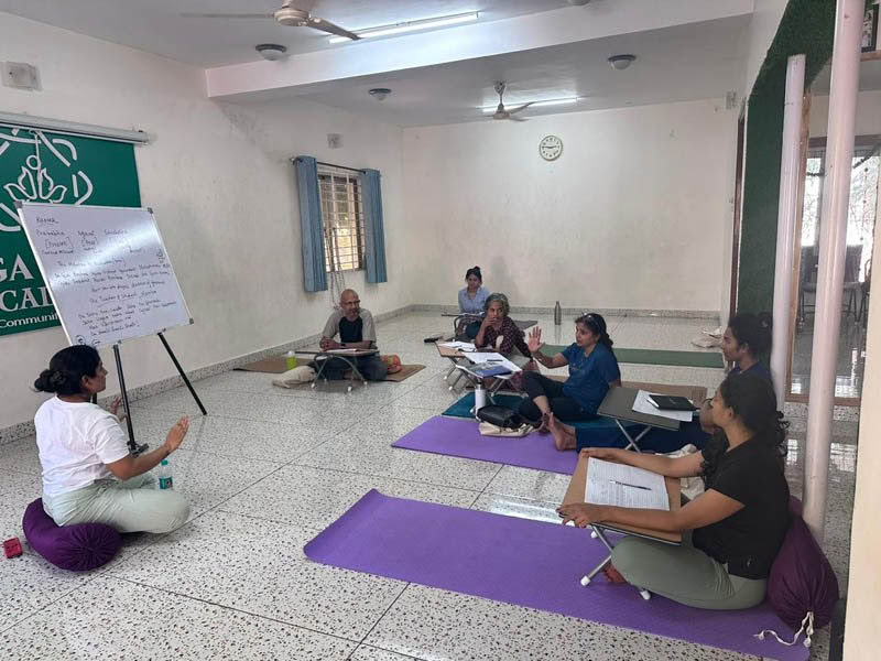 200-timmars helg-yoga TTC i Bengaluru