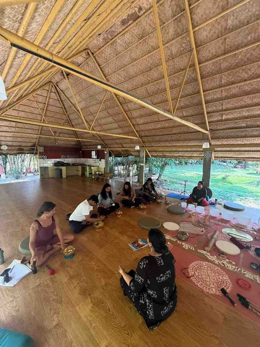 Ljudhelande meditationskurs i Mysore