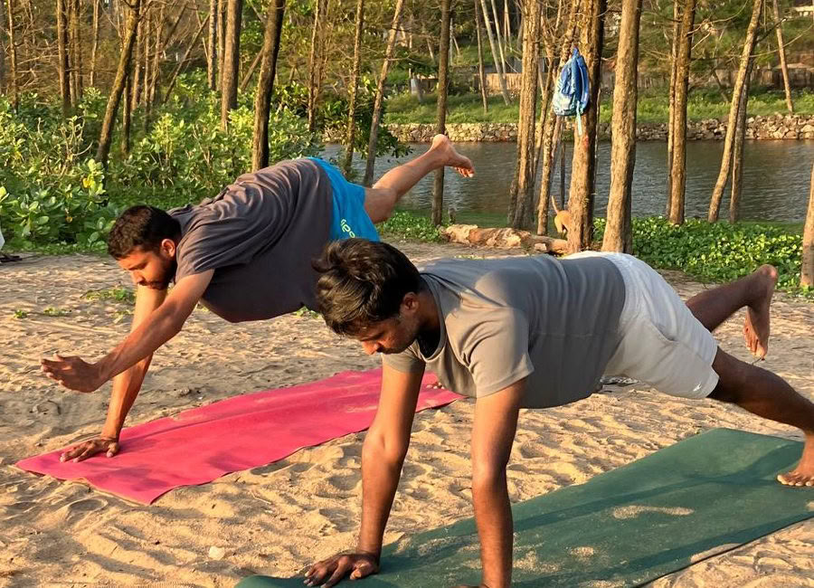 100 timmars yogalärarutbildning i Kerala