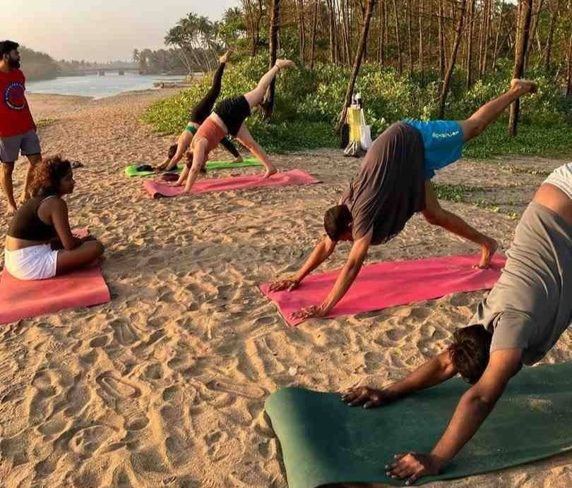 100 timmars yogalärarutbildning i Kerala