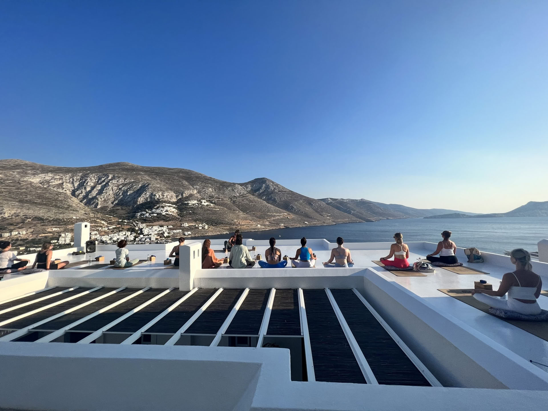 Konsten att ta emot: Fullmåne i Vattumannen på Amorgos